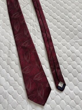 Men's Burgundy Patterned Tie - Classic Formal Accessory